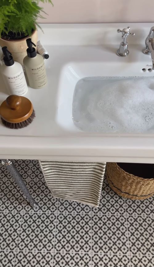 bathroom floor using monochrome black and white pattern floor tiles