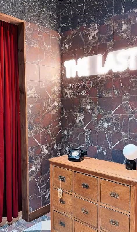 Porcelain tile with a graphic marble look finish